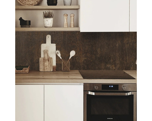 Scenă de bucătărie cu blat, aragaz, cuptor și ustensile de bucătărie