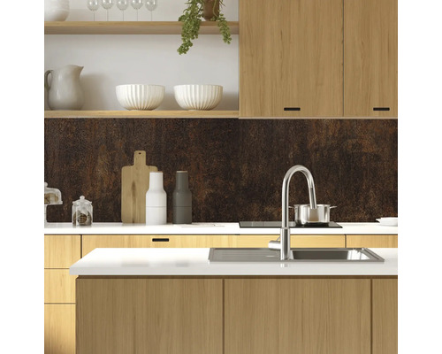 Imagine cu chiuvetă, robinet, plită și ustensile de bucătărie