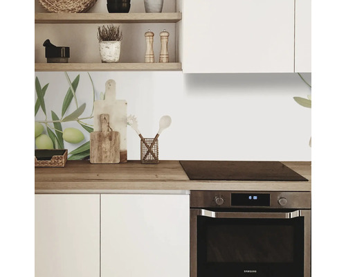 Protecție perete bucătărie cu motiv ramură de măslin într-o bucătărie modernă