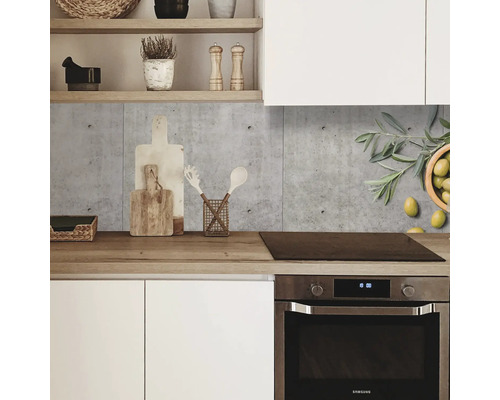 Scenă de bucătărie cu fundal de beton, plită și ustensile de bucătărie