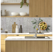 Scenă de bucătărie cu fundal din beton, motiv cu măsline și elemente din lemn