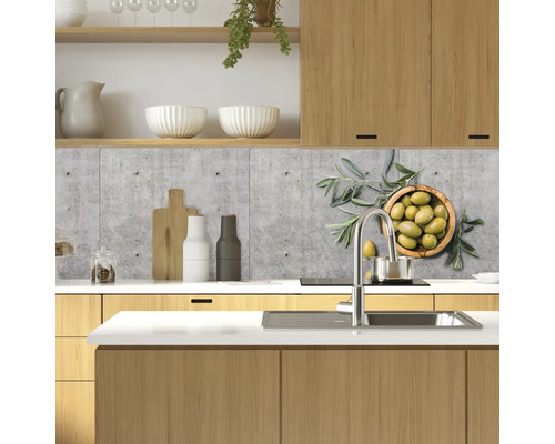 Scenă de bucătărie cu fundal din beton, motiv cu măsline și elemente din lemn