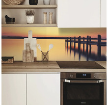 Scenă de bucătărie cu protecție de perete cu motiv lac și debarcader