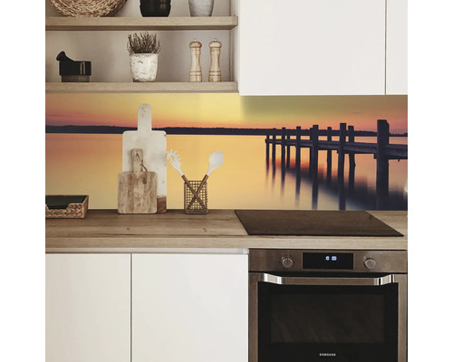 Scenă de bucătărie cu protecție de perete cu motiv lac și debarcader