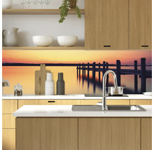 Protecție perete bucătărie cu motiv ponton într-o bucătărie modernă.