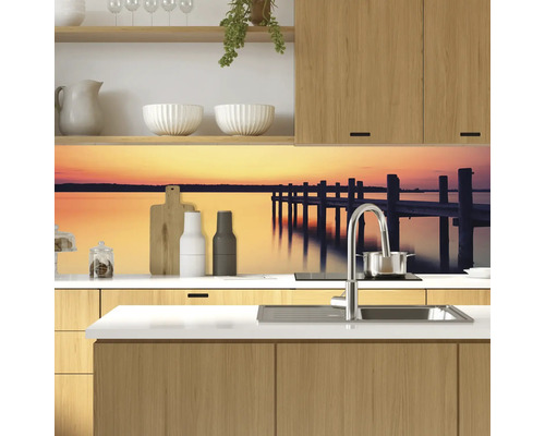 Protecție perete bucătărie cu motiv ponton într-o bucătărie modernă.