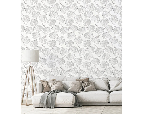 Living cu canapea și tapet de perete cu motiv de frunze de Monstera