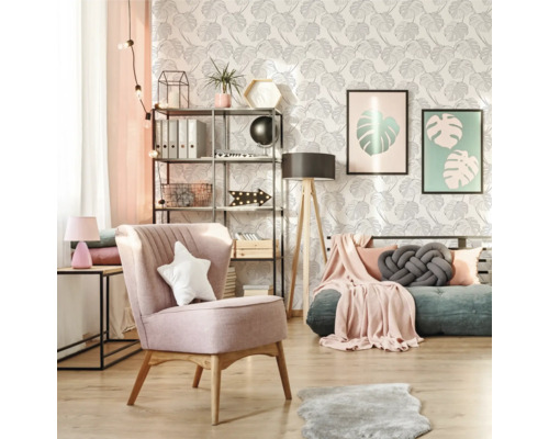 Cameră de zi cu fotoliu, raft și plante de interior în fața unui tapet cu model de frunze