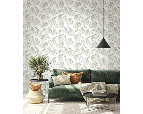 Living cu canapea verde, măsuțe laterale și tapet cu model de frunze