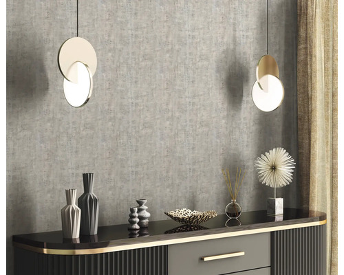 Interior modern cu lămpi suspendate, comodă și obiecte decorative