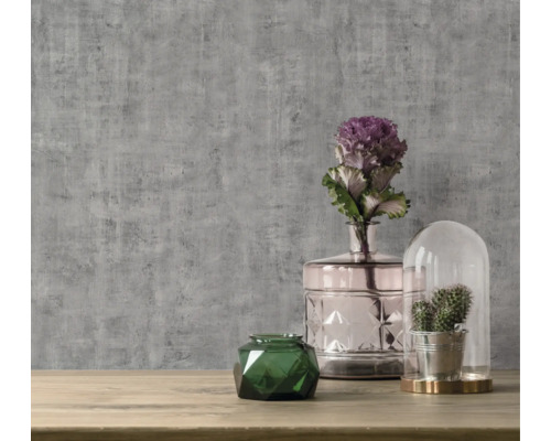 Aranjament decorativ cu vaze, plante și tapet de perete în fundal