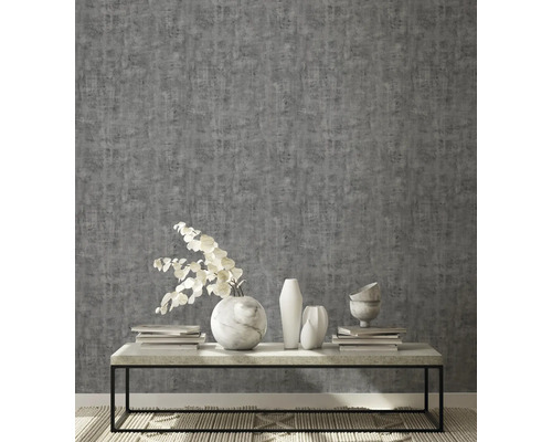 Scenă cu tapet gri, masă cu decor și covor