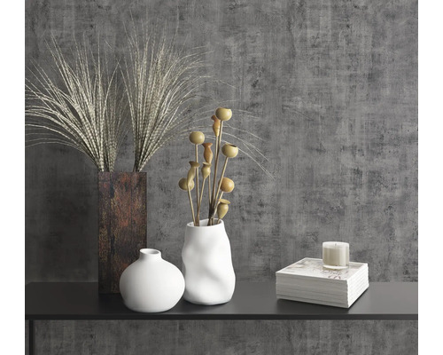 Vaze decorative și cărți pe un raft