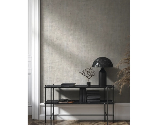 Scenă decorativă cu consolă, lampă și decorațiuni de interior