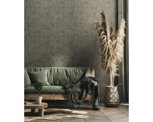 Living cu canapea, decorațiuni și podea din lemn pentru o ambianță primitoare.