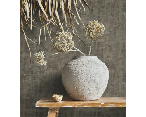 Scenă decorativă cu vază, flori și masă