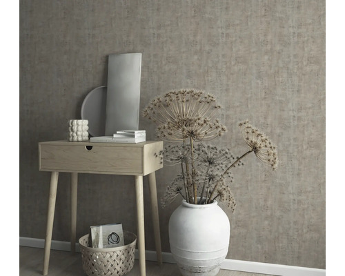 Interior decorativ cu consolă, vază și tapet de perete