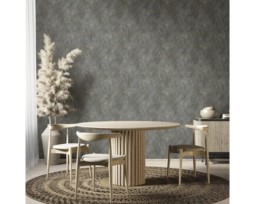 Sufragerie cu tapet gri cu model geometric, masă rotundă din lemn și scaune