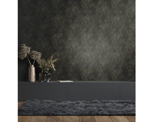 Cameră de zi cu tapet cu model, bufet și covor