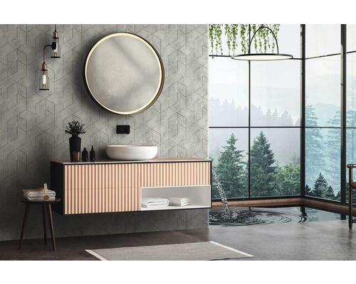 Baie modernă cu lavoar, oglindă și fereastră mare cu vedere spre pădure