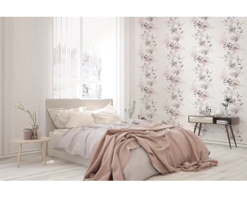 Dormitor luminos cu tapet floral, pat și noptieră.