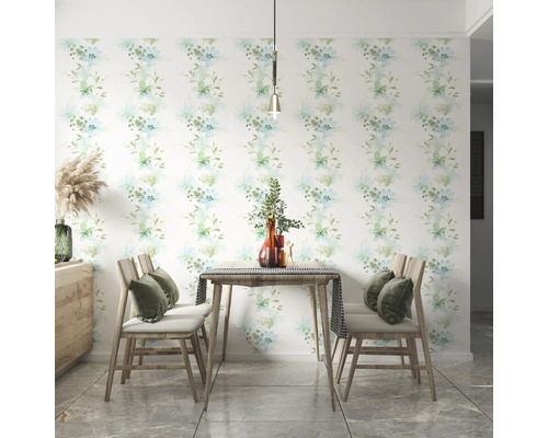 Sufragerie cu tapet cu model floral, masă și scaune din lemn