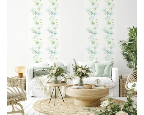 Cameră de zi cu canapea, masă și tapet de perete cu model floral