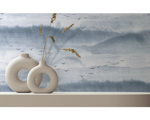 Vaze decorative cu flori uscate în fața unui tapet cu model de păsări