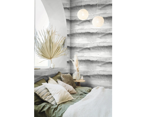 Dormitor luminos cu tapet modelat, pat și elemente decorative