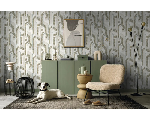 Living decorativ cu tapet geometric, dulap și fotoliu