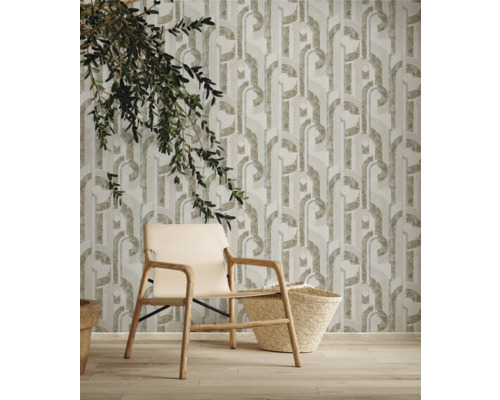 Scenă cu scaun, coș și tapet cu model