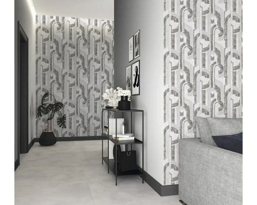 Interior decorativ cu tapet cu model, raft și plantă de interior.