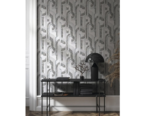 Scenă cu tapet cu model și o masă cu obiecte decorative