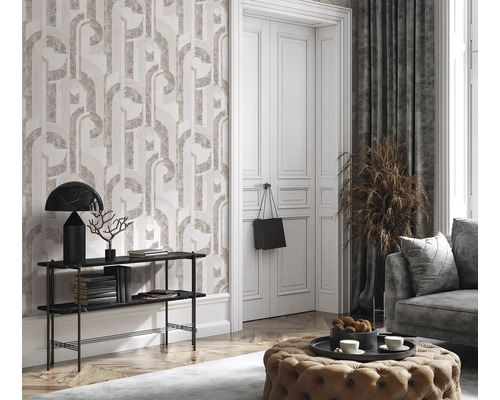 Cameră de zi cu tapet cu model, consolă, decorațiuni și mobilier tapițat pentru un design interior elegant.