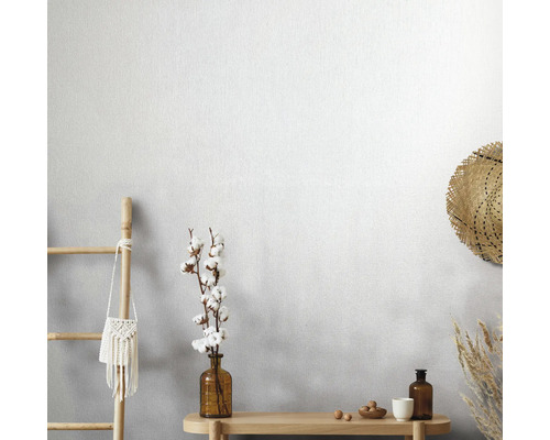 Scenă cu perete deschis la culoare, scară, decorațiuni și accesorii pentru design interior.