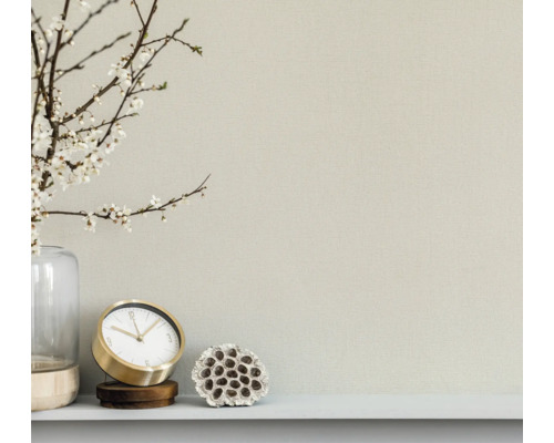 Prim-plan cu un perete cu ceas, decorațiuni și o vază cu flori