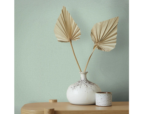 Imagine detaliată a unui perete cu tapet vlies deschis la culoare și elemente decorative.