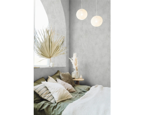 Dormitor cu pat, perne, lampă și elemente decorative pentru o atmosferă confortabilă.