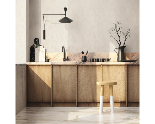 Scenă de bucătărie cu chiuvetă, blat de piatră, dulap din lemn și taburet