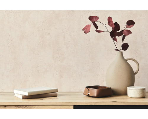 Natură statică decorativă cu cărți, vază de flori și suport de depozitare pe o masă.