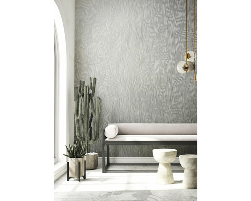 Living luminos cu tapet texturat, canapea și elemente decorative