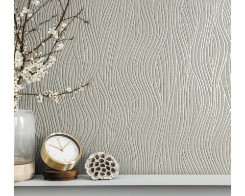 Tapet cu model ondulat pe un perete