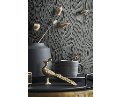 Scenă decorativă cu tapet cu model, vază, cană și figurină de păun aurie