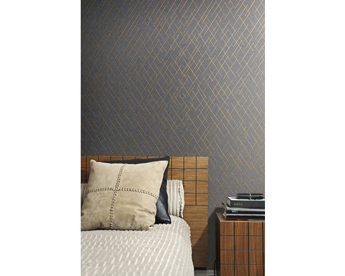 Dormitor cu tapet gri și model geometric auriu