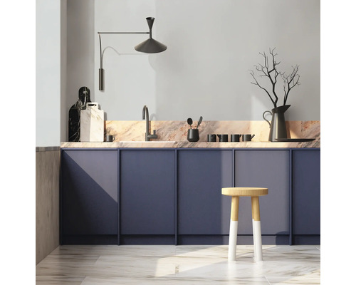 Scenă de bucătărie cu chiuvetă, robinet, veselă, tocătoare și scaun