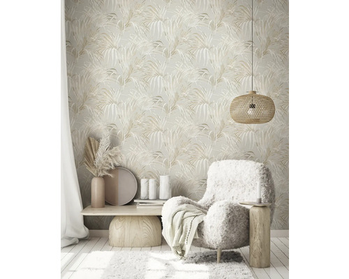 Cameră de zi cu tapet floral, fotoliu și decorațiuni