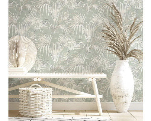 Cameră de zi cu tapet cu model de palmier, bancă, coș și vază decorativă
