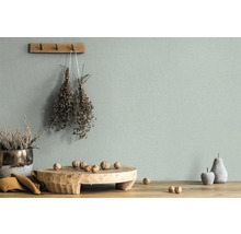 Scenă decorativă de natură statică cu elemente din lemn, plante și accesorii în fața unui perete