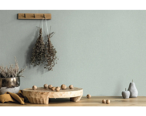 Scenă decorativă de natură statică cu elemente din lemn, plante și accesorii în fața unui perete