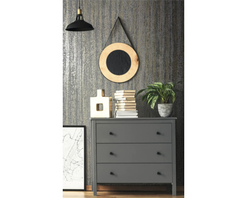 Scenă cu comodă, oglindă și decorațiuni